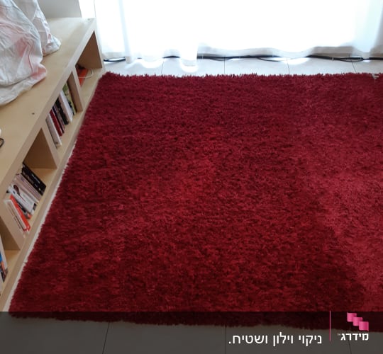 שטיח אדום עם צינור ניקוי על הרצפה